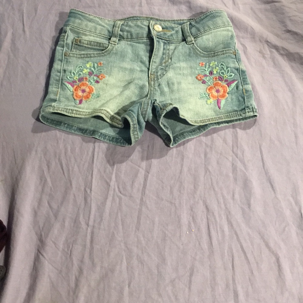 Basic jean shorts with flowers